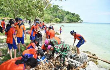 Kolaborasi Lingkungan: SMP Xaverius 1 Bandar Lampung, Yonif 7 Marinir, dan STIE Gentiaras Bandar Lampung Gelar Aksi Bersih Pantai